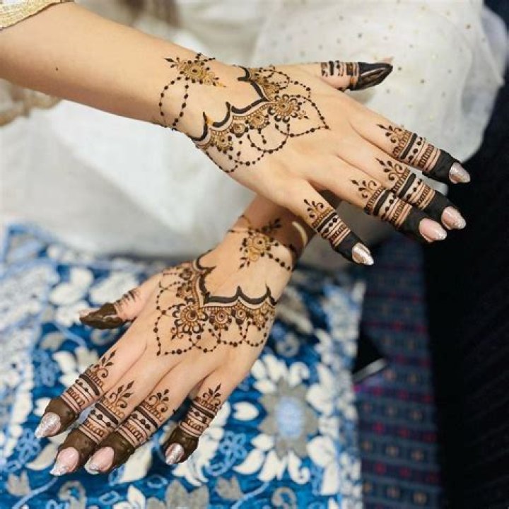 Effortless Elegance: The Art of Henna on Foot Made Easy