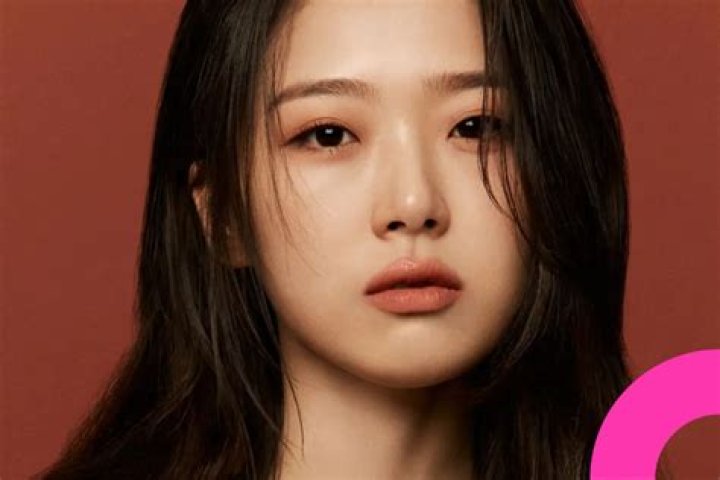 Kim Si-eun: Rising Star in the Entertainment Industry