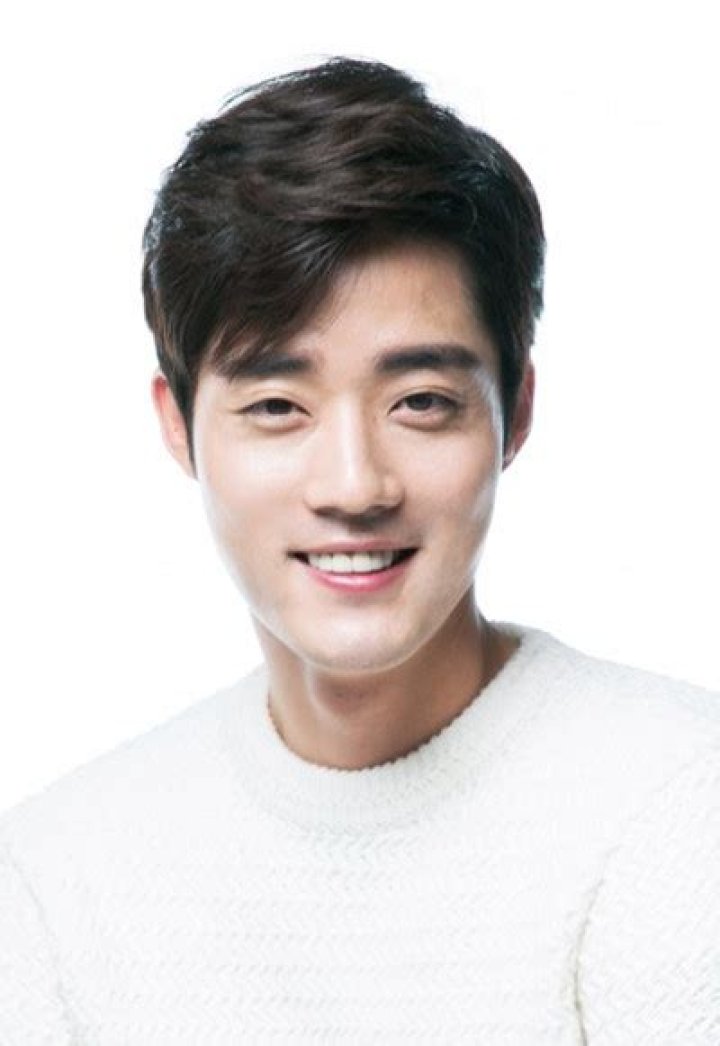 Lee Ha-Yool: A Rising Star in the Entertainment Industry