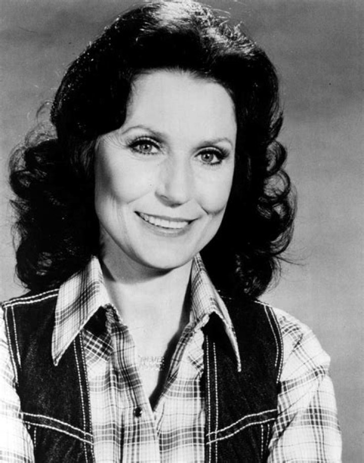Young Loretta Lynn: Rare Photos & Images